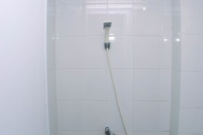 Studio | Badezimmer | Dusche, kostenlose Toilettenartikel