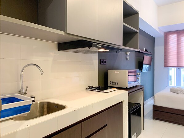 Studio | Private kitchen | Fridge, stovetop, cookware/dishes/utensils - Minimalist And Restful Studio At Tokyo Riverside Pik 2 Apartment (Teluknaga)