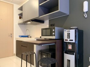 Private kitchen - Minimalist And Restful Studio At Tokyo Riverside Pik 2 Apartment (Teluknaga)