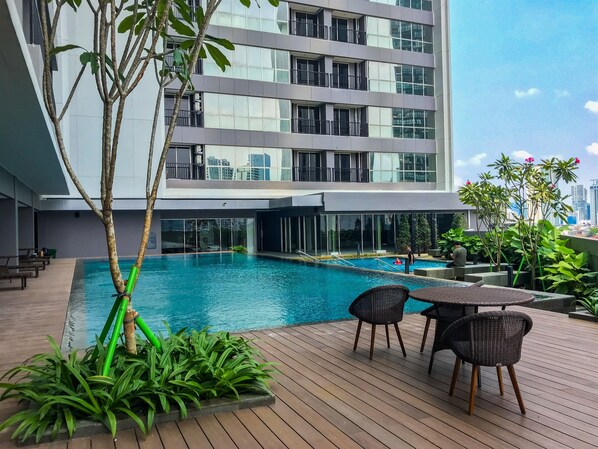 Outdoor pool - Nice And Strategic 1Br At Ciputra World 2 Apartment (Jakarta)