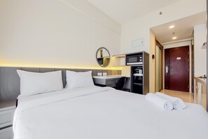 Free WiFi - Studio Room With Simply Look At Sky House Bsd Near Aeon (Pagedangan)