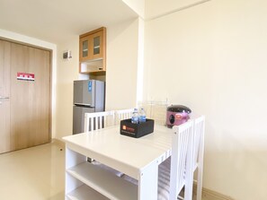 Apartment, 3 Bedrooms | Dining room