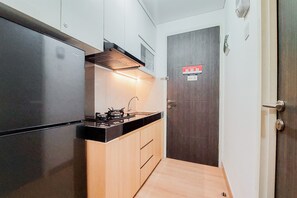 Refrigerador, placa de cocina, utensilios de cocina