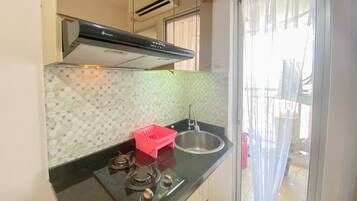 Appartement, 2 slaapkamers | Privékeuken | Een koelkast, een kookplaat, kookgerei, borden en bestek