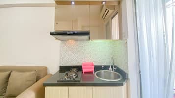 Appartement, 2 slaapkamers | Privékeuken | Een koelkast, een kookplaat, kookgerei, borden en bestek