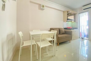Appartement, 2 slaapkamers | Woonkamer | Televisie