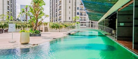 Una piscina al aire libre