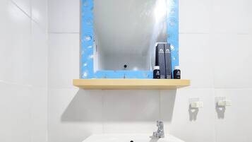 Estudio | Baño | Regadera y amenidades de baño gratuitas