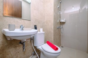 Un bagno con lavandino, WC e doccia.