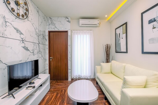 Apartment, 2 Bedrooms | Living room | TV