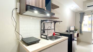 Estúdio | Cozinha privada | Geladeira, cooktop, talheres/pratos/utensílios de cozinha