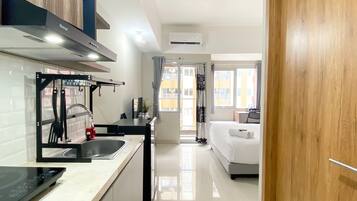 Estúdio | Cozinha privada | Geladeira, cooktop, talheres/pratos/utensílios de cozinha