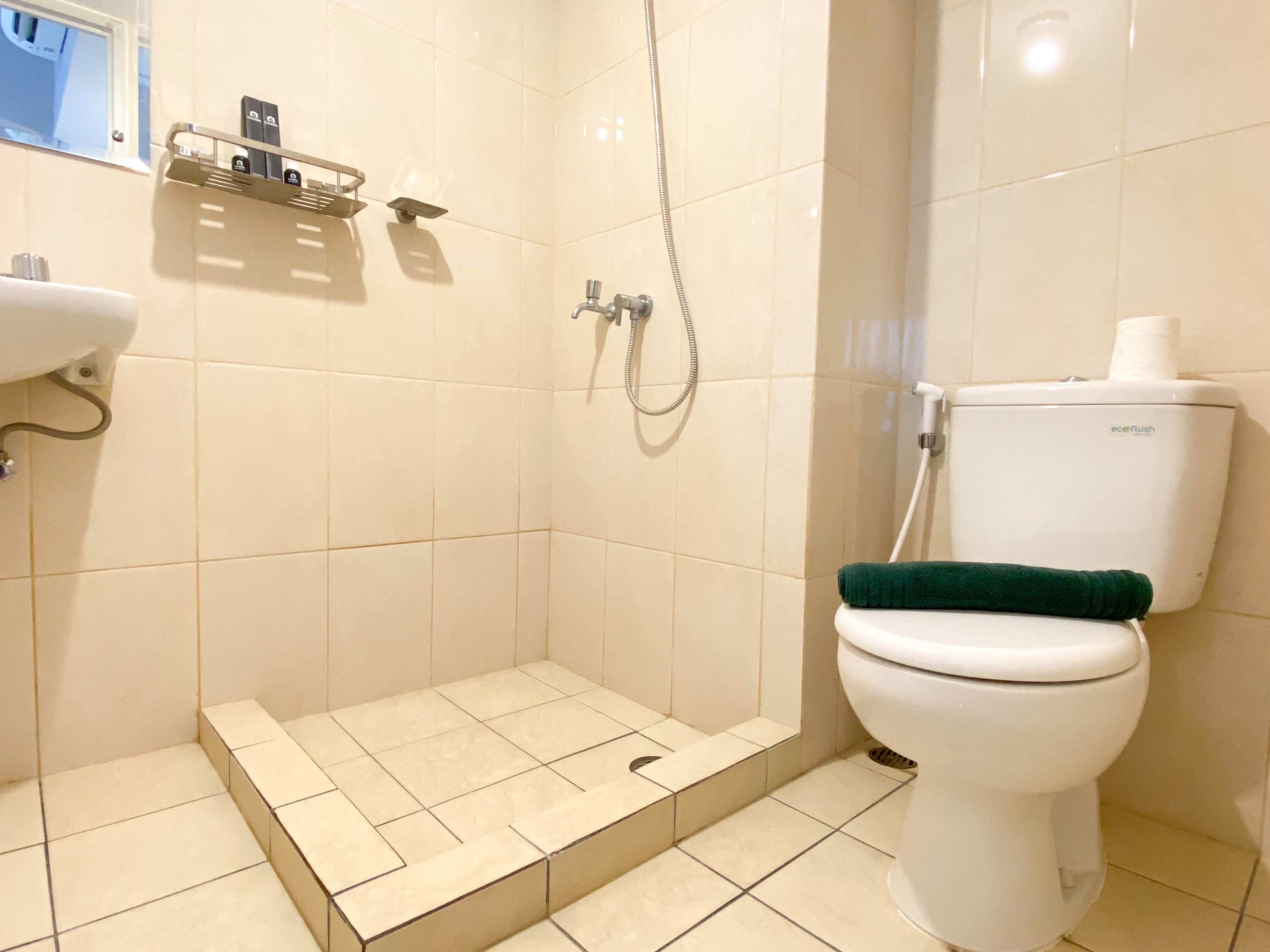 Un baño con ducha, inodoro y lavamanos.