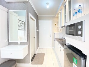 Estudio | Cocina privada | Frigorífico, placa de cocina y utensilios de cocina