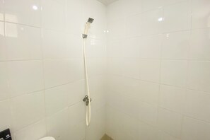 Studio | Badrum | Dusch, gratis toalettartiklar och handdukar