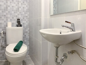 Estudio | Baño | Regadera, amenidades de baño gratuitas, toallas 