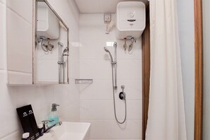 Studio | Badezimmer | Dusche, kostenlose Toilettenartikel