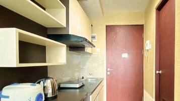 Studio | Private kitchen | Fridge, stovetop, cookware/dishes/utensils