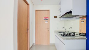 Uma cozinha com fogão, pia e armários.