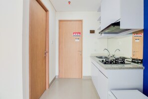 Private kitchen - Simply Look And Warm Studio Apartment At B Residence (Pagedangan)