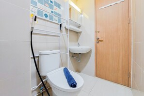 Studio | Bathroom | Shower, free toiletries