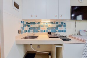 Estudio | Cocina privada | Refrigerador, parrilla de estufa y utensilios de cocina