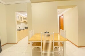 Apartemen, 2 kamar tidur | Ruang makan