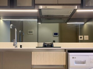 Estudio | Cocina privada | Frigorífico, placa de cocina y utensilios de cocina