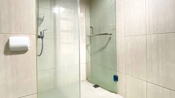 Studio | Kamar mandi | Shower dan perlengkapan mandi gratis