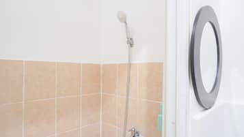 Apartamento, 2 habitaciones | Baño | Ducha y artículos de higiene personal gratuitos