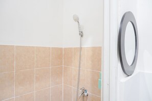 Appartement, 2 slaapkamers | Badkamer | Een douche, gratis toiletartikelen