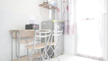 Apartment, 2 Bedrooms | Dining room