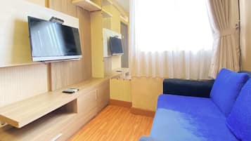 Apartemen, 2 kamar tidur | Ruang keluarga | TV