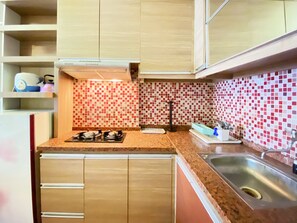 Appartement, 2 slaapkamers | Privékeuken | Een koelkast, een kookplaat, kookgerei, borden en bestek