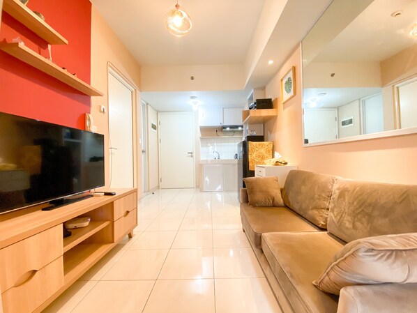 Apartment, 2 Bedrooms | Living room | TV