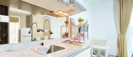 Studio | Dapur pribadi | Lemari es, kompor, dan peralatan masak/sendok-piring