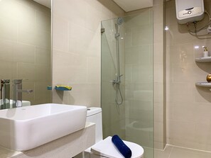 Apartment, 2 Bedrooms | Bathroom | Shower, free toiletries - Comfort And Enjoy Living 2Br At Daan Mogot City Apartment (Jakarta)