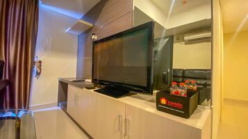 Apartment, 3 Bedrooms | Living room | TV