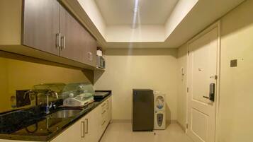 Apartment, 3 Bedrooms | Private kitchen | Fridge, stovetop, cookware/dishes/utensils