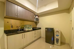 Private kitchen - New And Spacious 3Br At Marquis De Lafayette Apartment (Semarang)