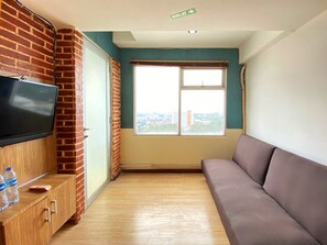 Apartamento, 1 quarto | Sala de estar | TV