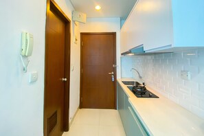 Private kitchen - Nice And Strategic Studio Apartment At Capitol Park Residence (Jakarta)