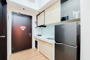 Estudio | Cocina privada | Refrigerador, parrilla de estufa y utensilios de cocina 