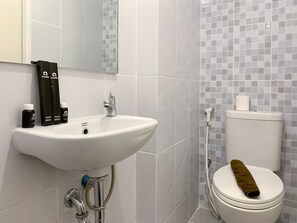 Studio | Bathroom | Shower, free toiletries, towels - Studio With Minimalist Design Tokyo Riverside Pik 2 Apartment (Teluknaga)