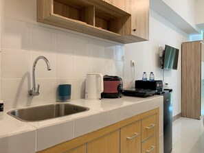 Studio | Private kitchen - Studio With Minimalist Design Tokyo Riverside Pik 2 Apartment (Teluknaga)