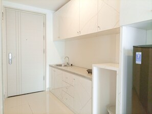 Studio | Private kitchen | Fridge, stovetop, cookware/dishes/utensils - Elegant And Minimalist Studio At Mataram City Apartment (Ngaglik)