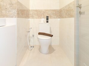 Studiolejlighed | Badeværelse | Bruser, gratis toiletartikler
