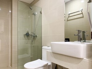 Appartement, 2 chambres | Salle de bain | Douche, articles de toilette gratuits