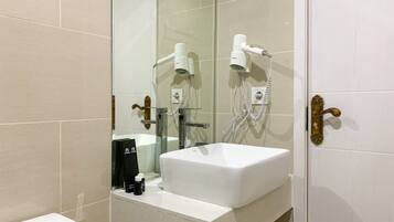 Apartment, 2 Bedrooms | Bathroom | Shower, free toiletries