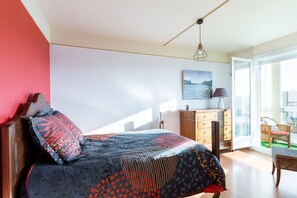 Iron/ironing board, bed sheets